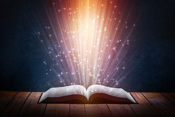 在赤道正上方的同步卫星距离地球中心的高度都相等吗？