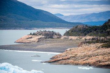 在赤道正上方的同步卫星距离地球中心的高度都相等吗？
