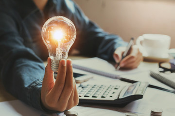 在赤道正上方的同步卫星距离地球中心的高度都相等吗？