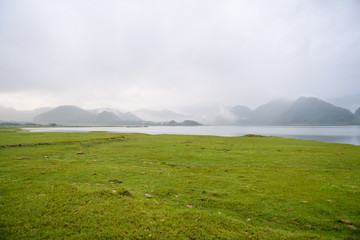 在赤道正上方的同步卫星距离地球中心的高度都相等吗？