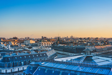 在赤道正上方的同步卫星距离地球中心的高度都相等吗？