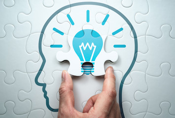 在赤道正上方的同步卫星距离地球中心的高度都相等吗？