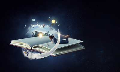 在赤道正上方的同步卫星距离地球中心的高度都相等吗？