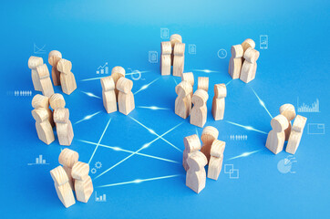 在赤道正上方的同步卫星距离地球中心的高度都相等吗？