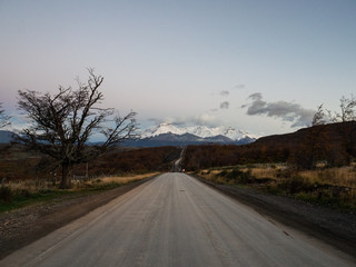 在赤道正上方的同步卫星距离地球中心的高度都相等吗？