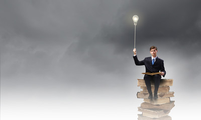 在赤道正上方的同步卫星距离地球中心的高度都相等吗？