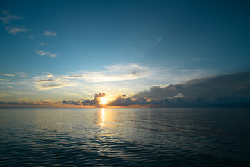 在赤道正上方的同步卫星距离地球中心的高度都相等吗？