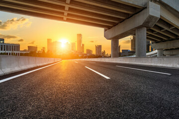 在赤道正上方的同步卫星距离地球中心的高度都相等吗？