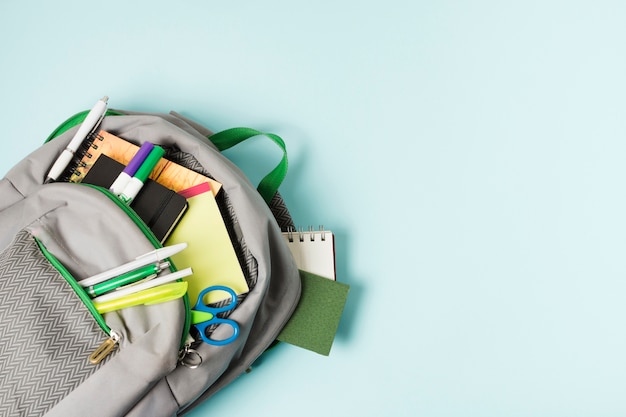 在赤道正上方的同步卫星距离地球中心的高度都相等吗？