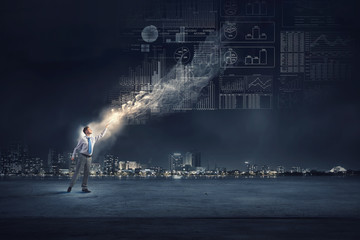 在赤道正上方的同步卫星距离地球中心的高度都相等吗？