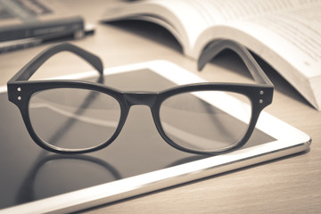 在赤道正上方的同步卫星距离地球中心的高度都相等吗？